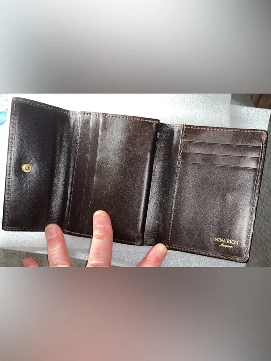 LOW START Nina Ricci EUC Kiss Lock Bi-Fold Wallet - Picture 3 of 6